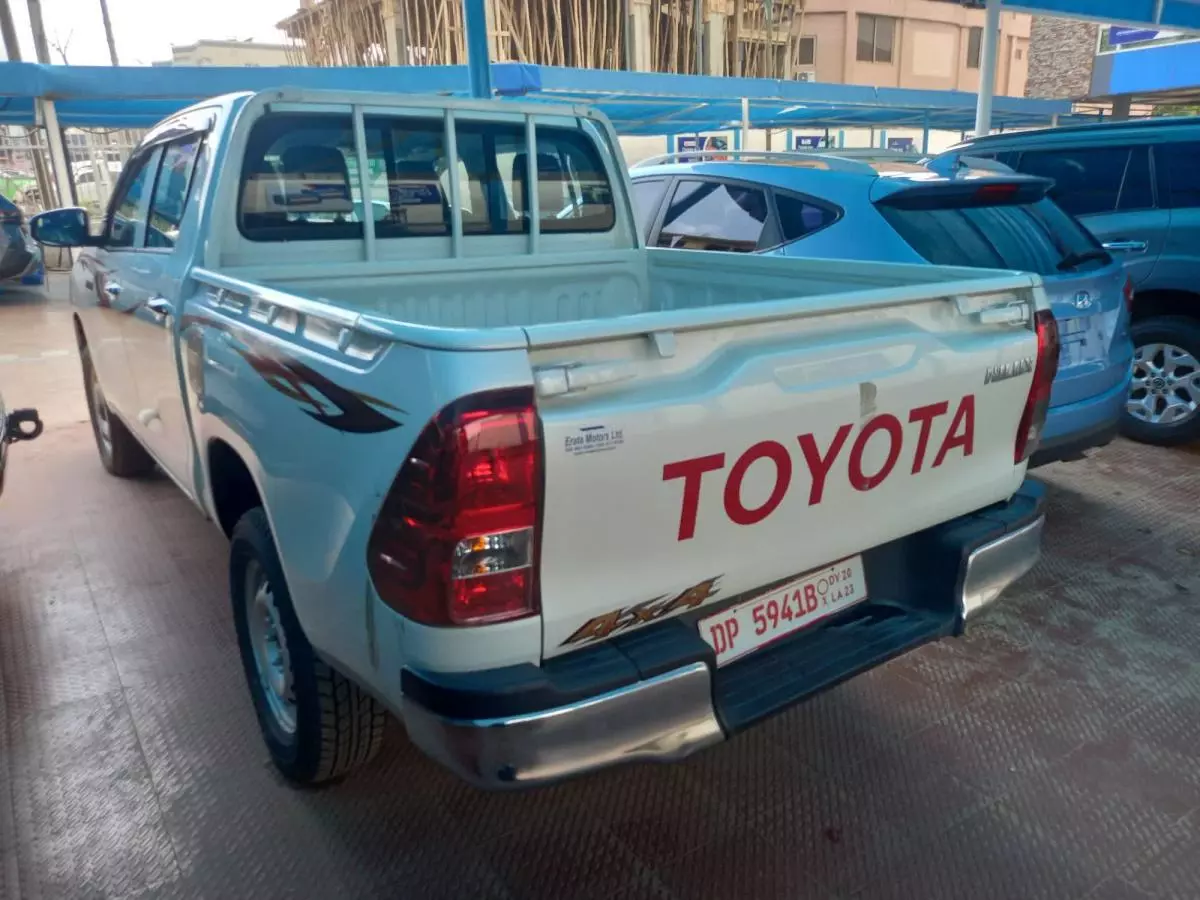 Toyota Hilux   - 2022