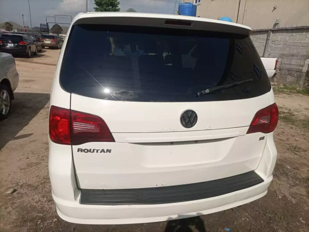 Volkswagen Routan - 2010