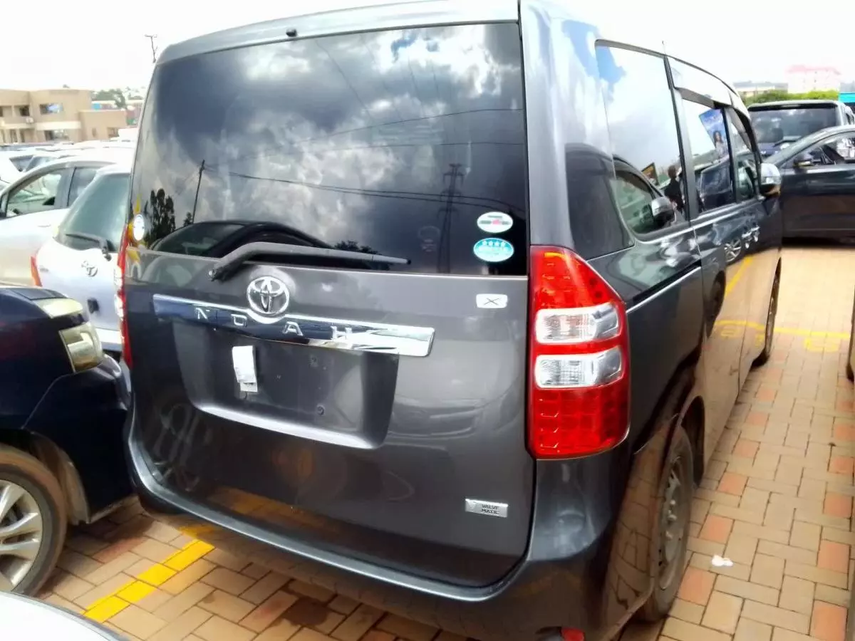 Toyota Noah   - 2010