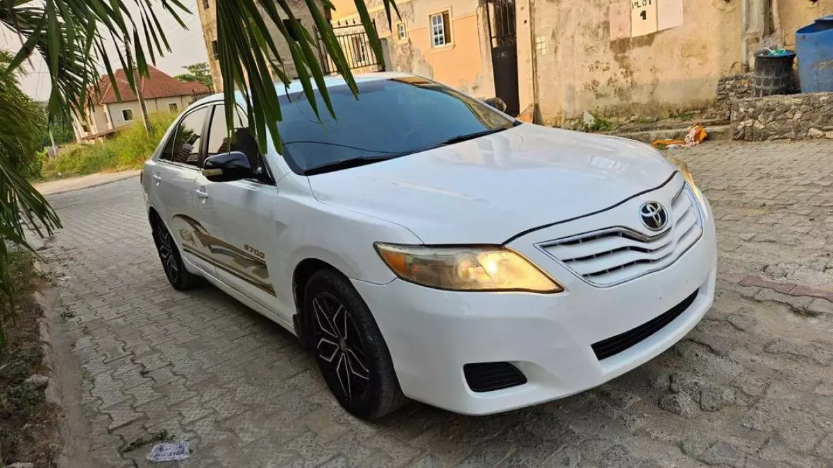 Toyota Camry   - 2010