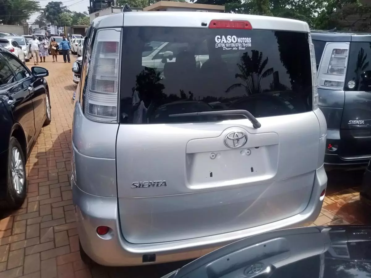 Toyota Sienta   - 2012