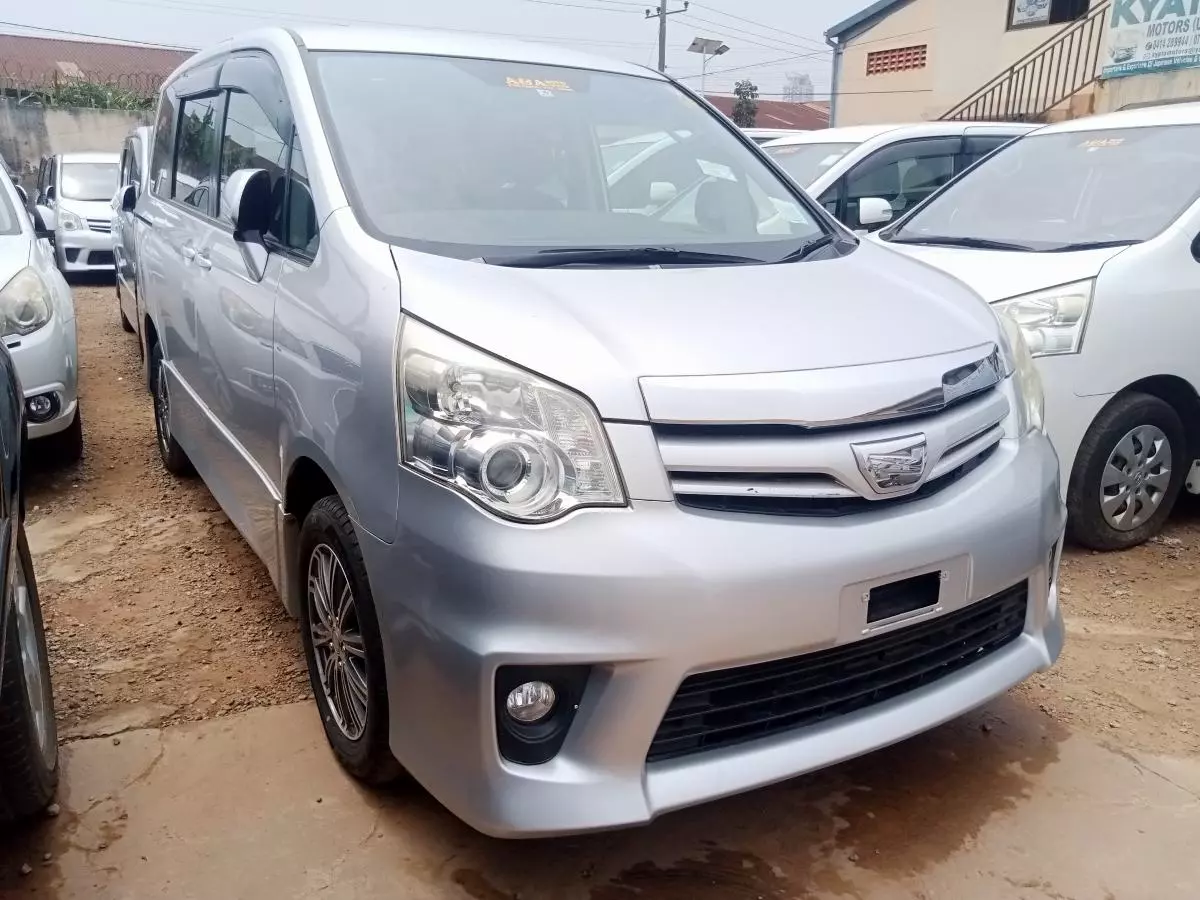 Toyota Noah   - 2012