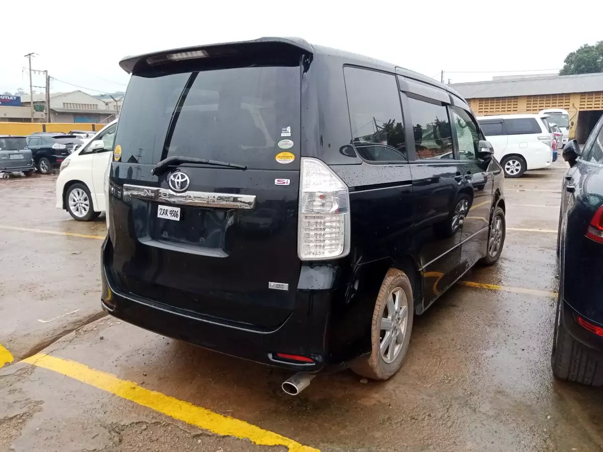 Toyota Noah   - 2009