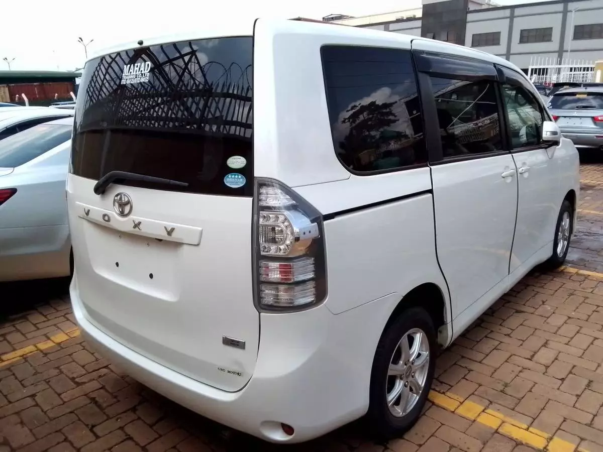 Toyota Voxy    - 2010