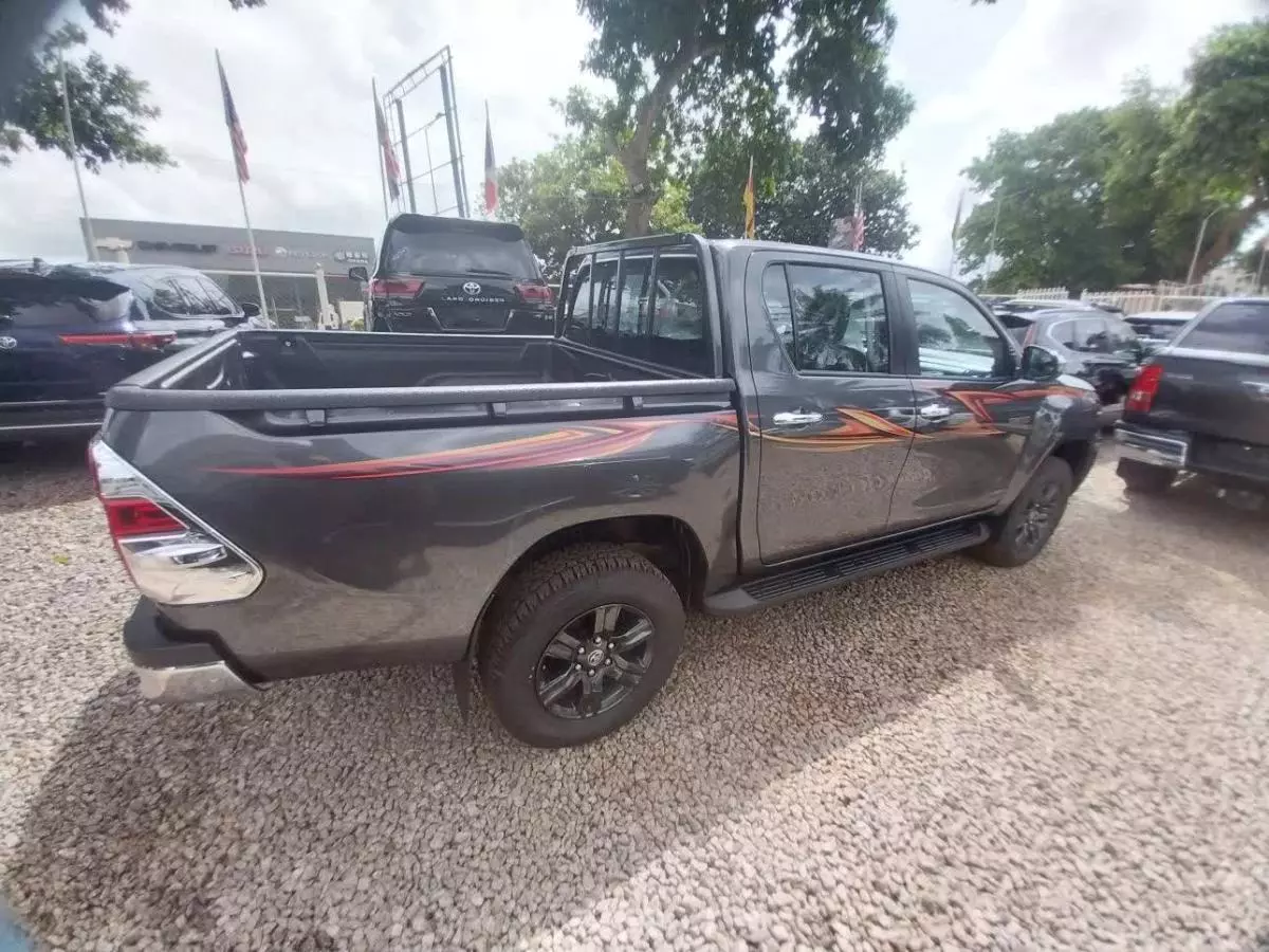 Toyota Hilux   - 2023