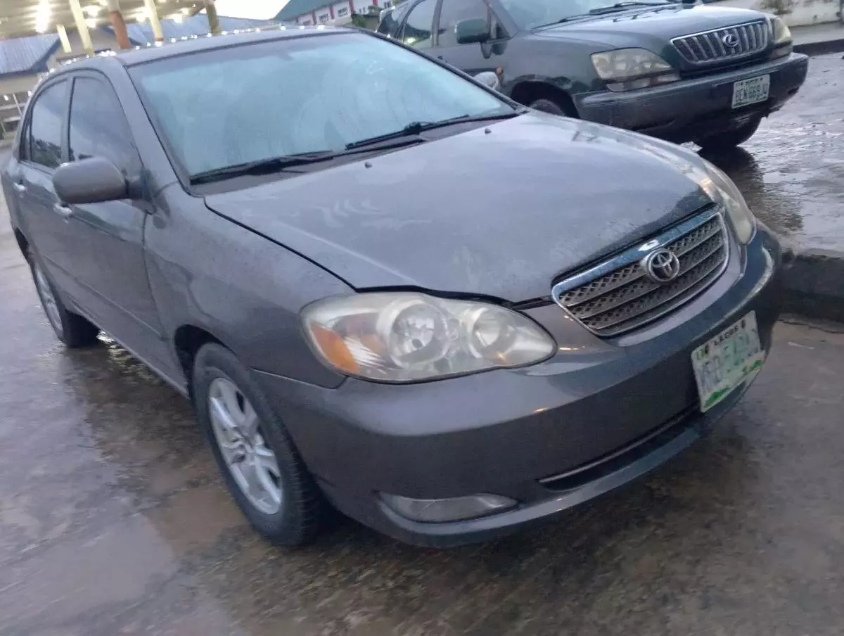 Toyota Corolla   - 2004