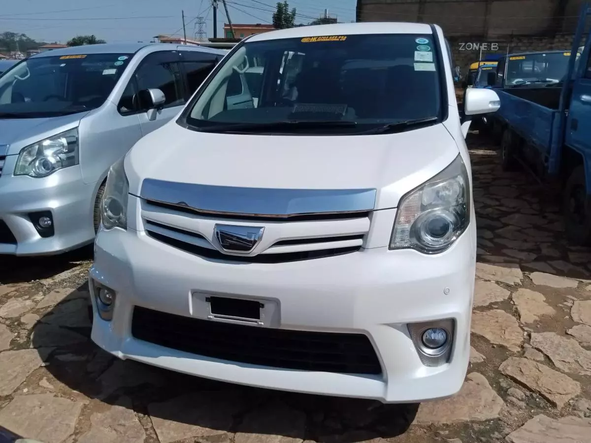 Toyota Noah   - 2012