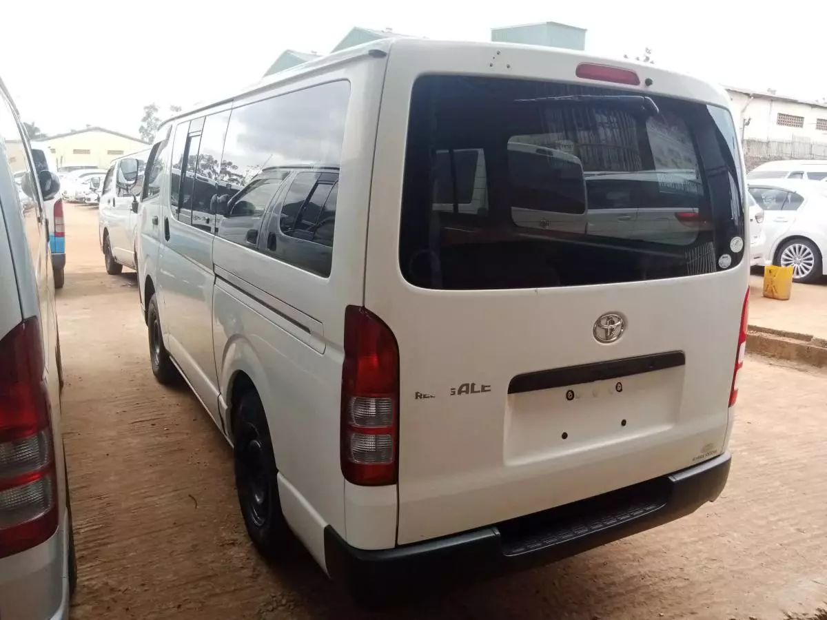 Toyota Hiace   - 2011