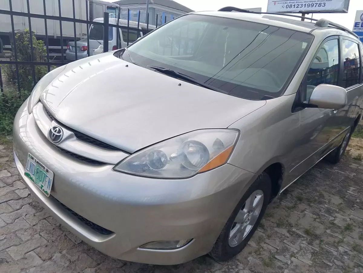 Toyota Sienna   - 2006