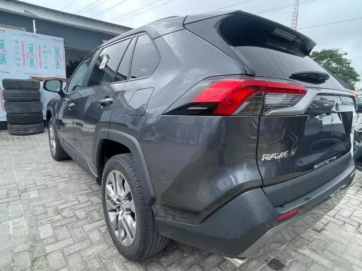 Toyota RAV 4   - 2019