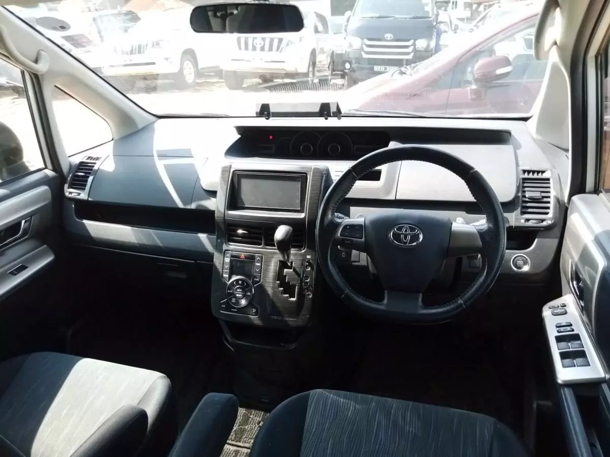 Toyota Noah   - 2012