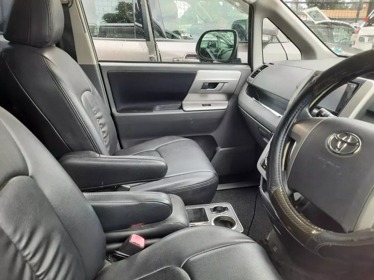 Toyota Noah - 2008
