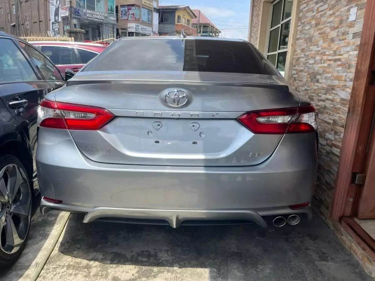 Toyota Camry   - 2018