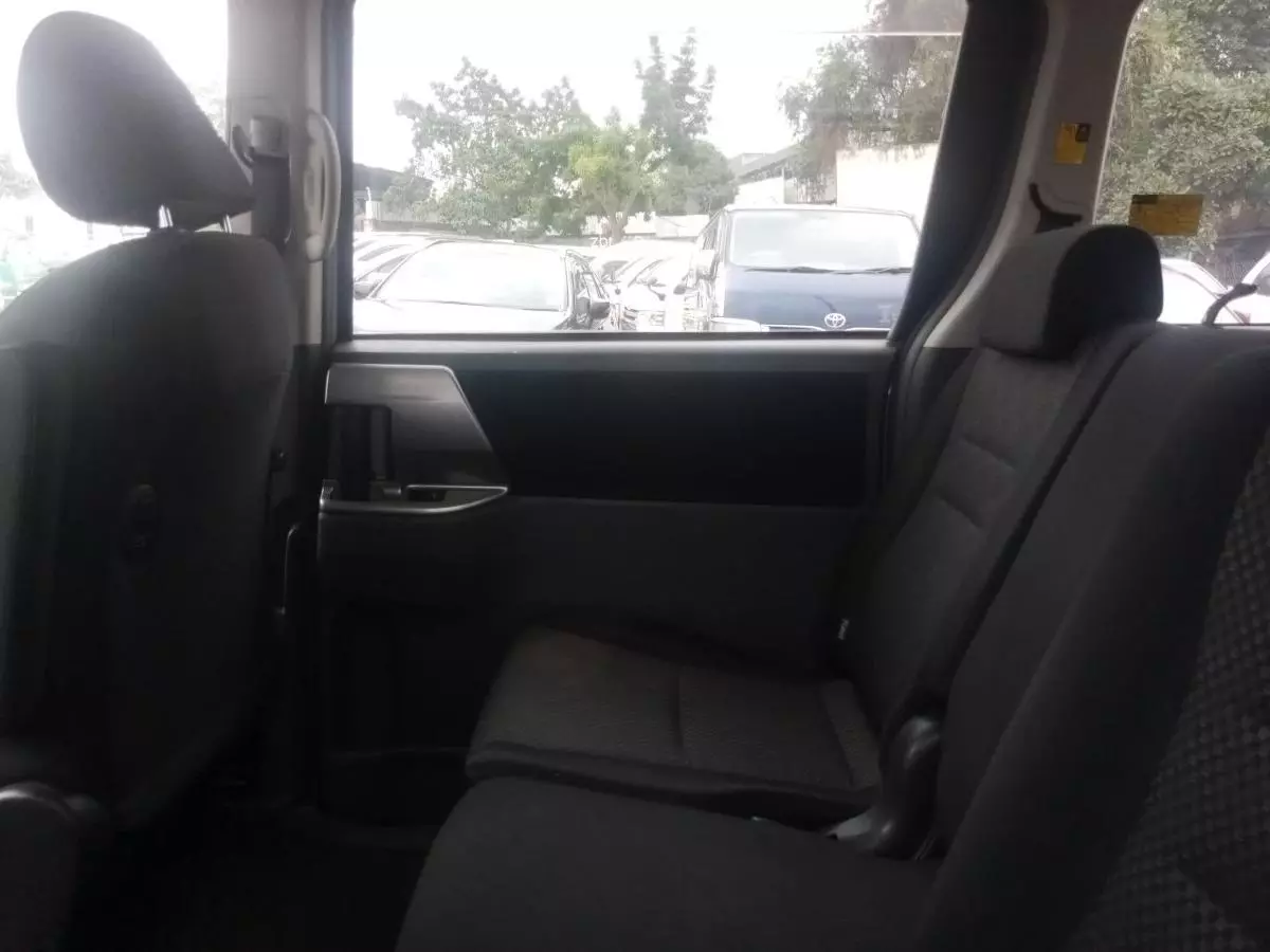 Toyota Noah   - 2012