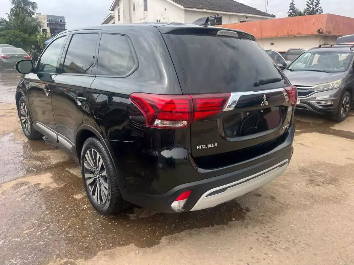 Mitsubishi OUTLANDER   - 2019