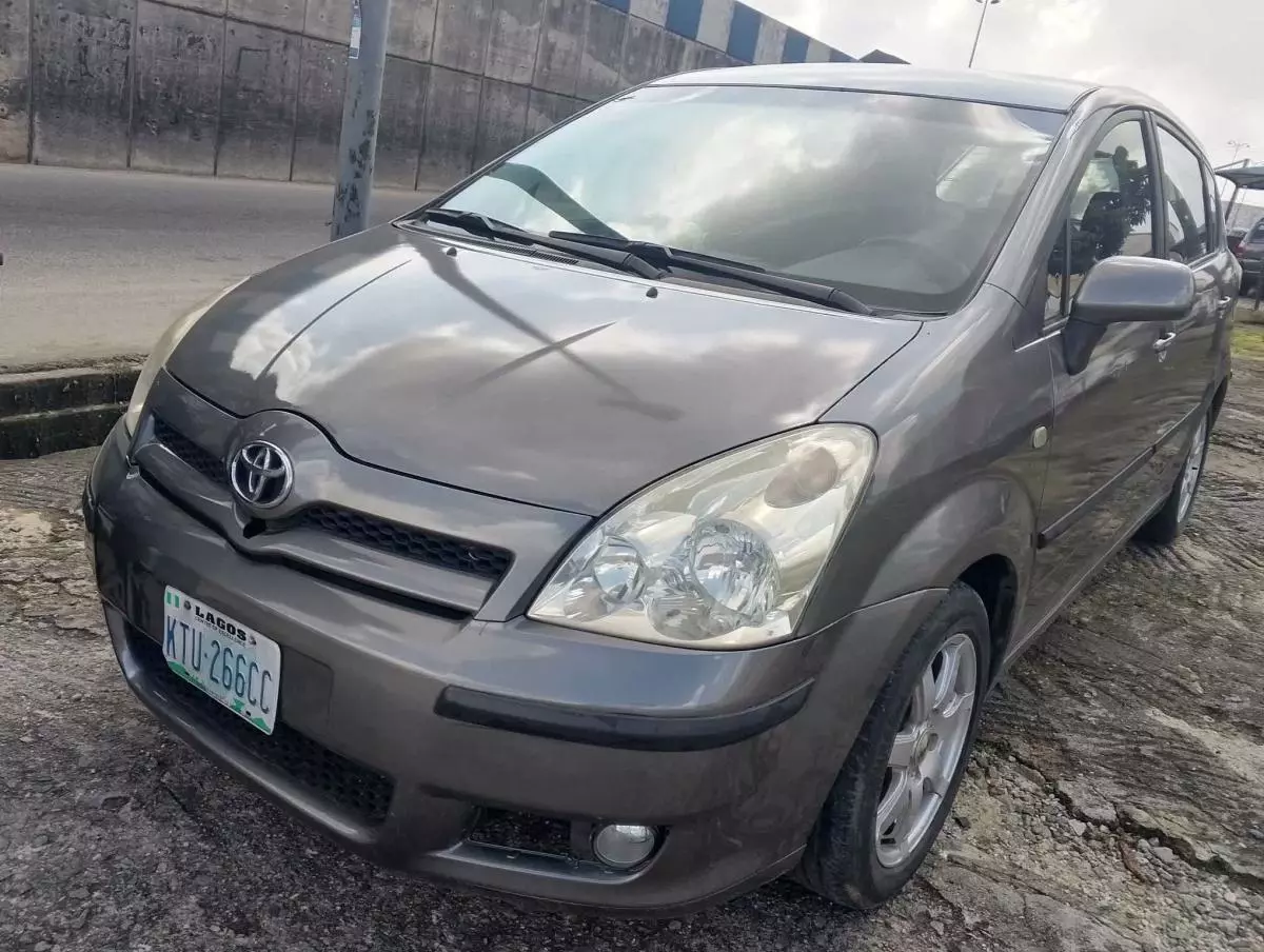 Toyota Corolla Verso   - 2005