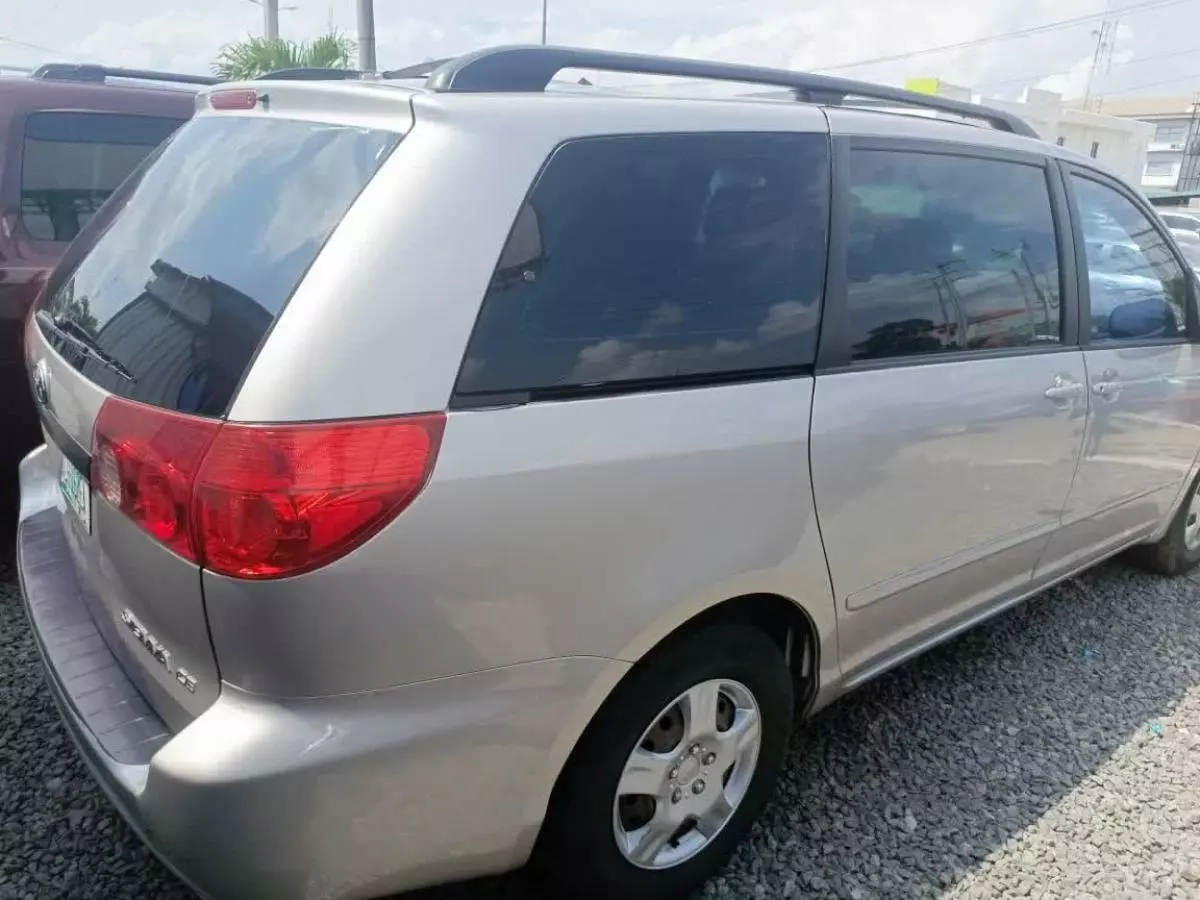 Toyota Sienna   - 2006