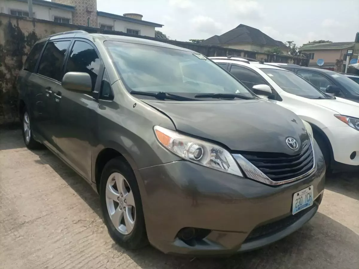 Toyota Sienna - 2011