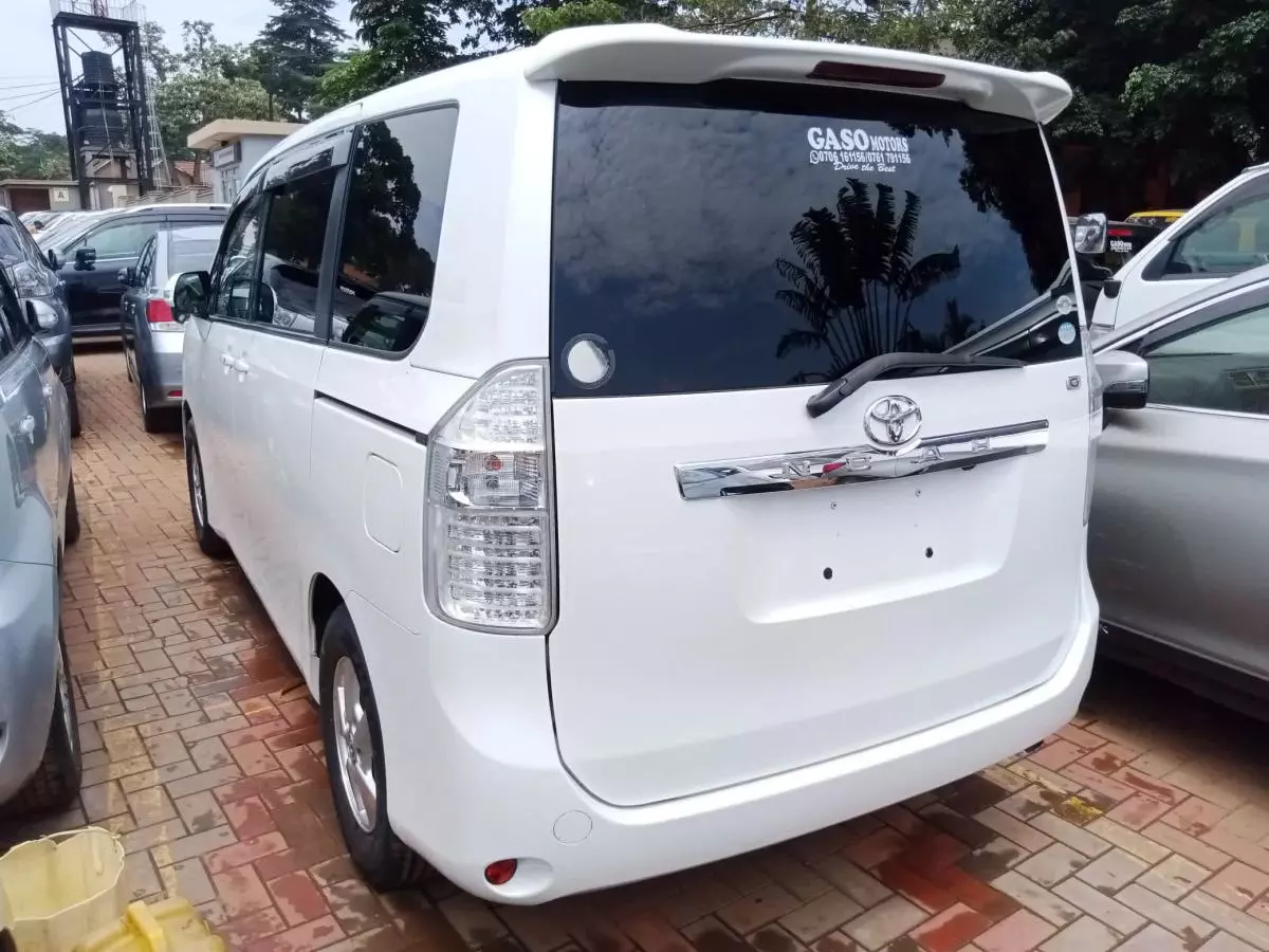 Toyota Noah   - 2009