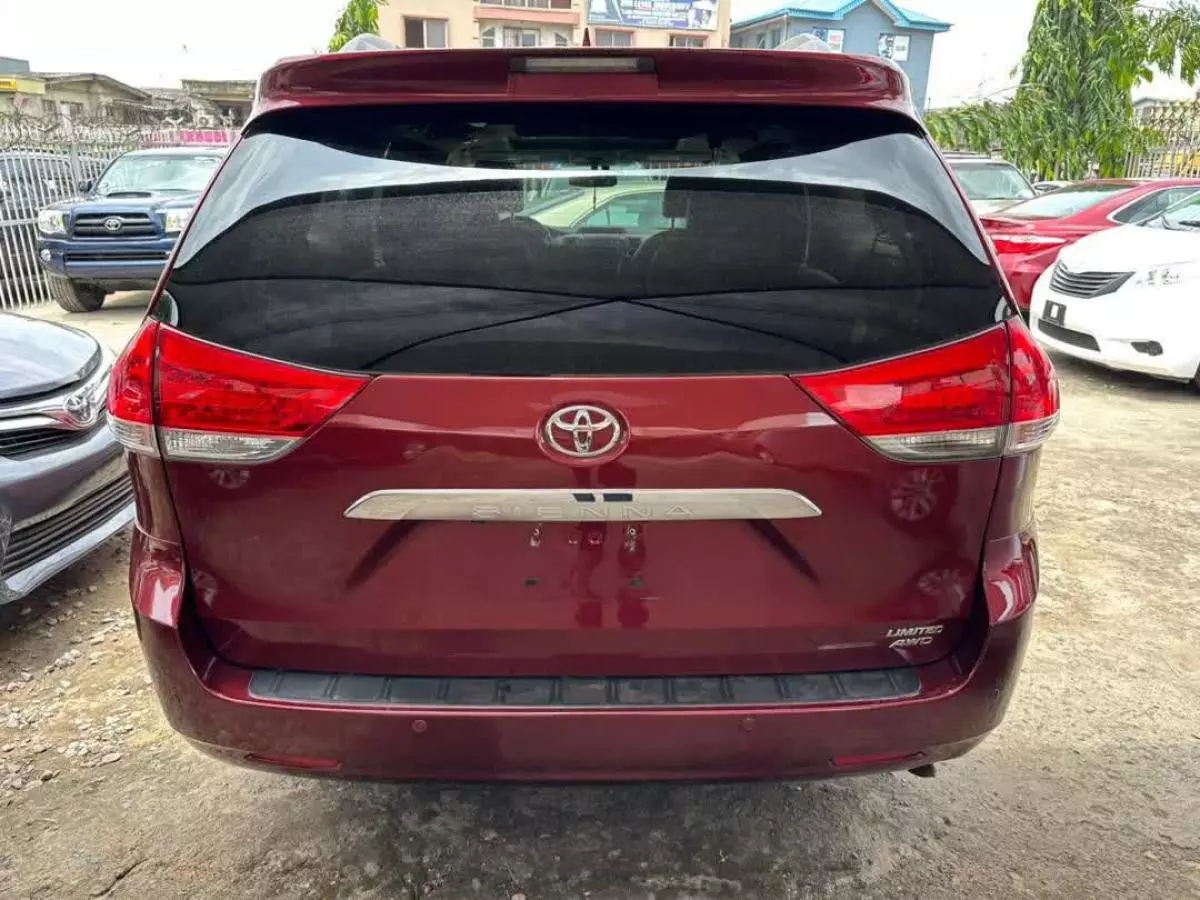 Toyota Sienna - 2011