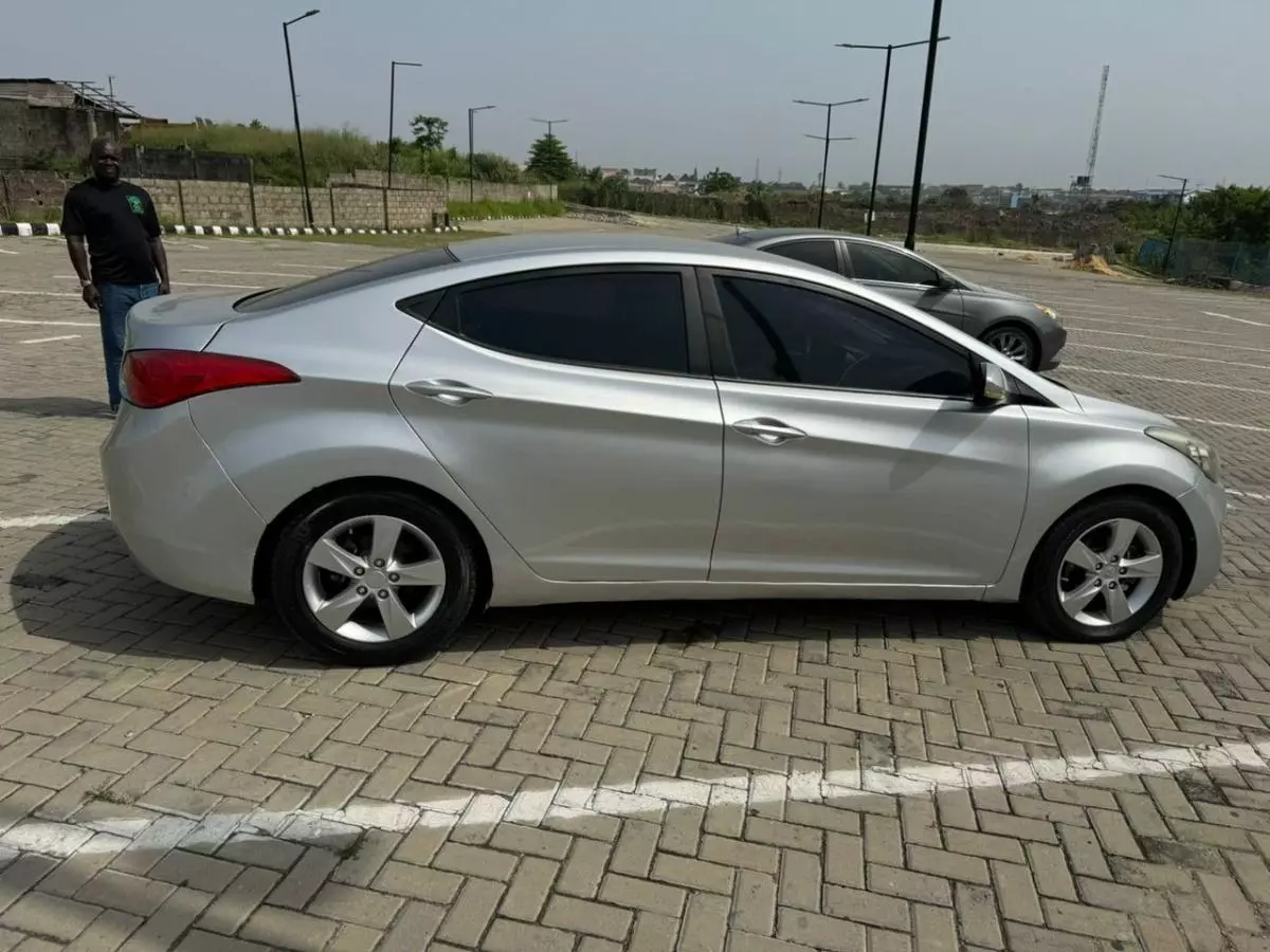 Hyundai Elantra   - 2013