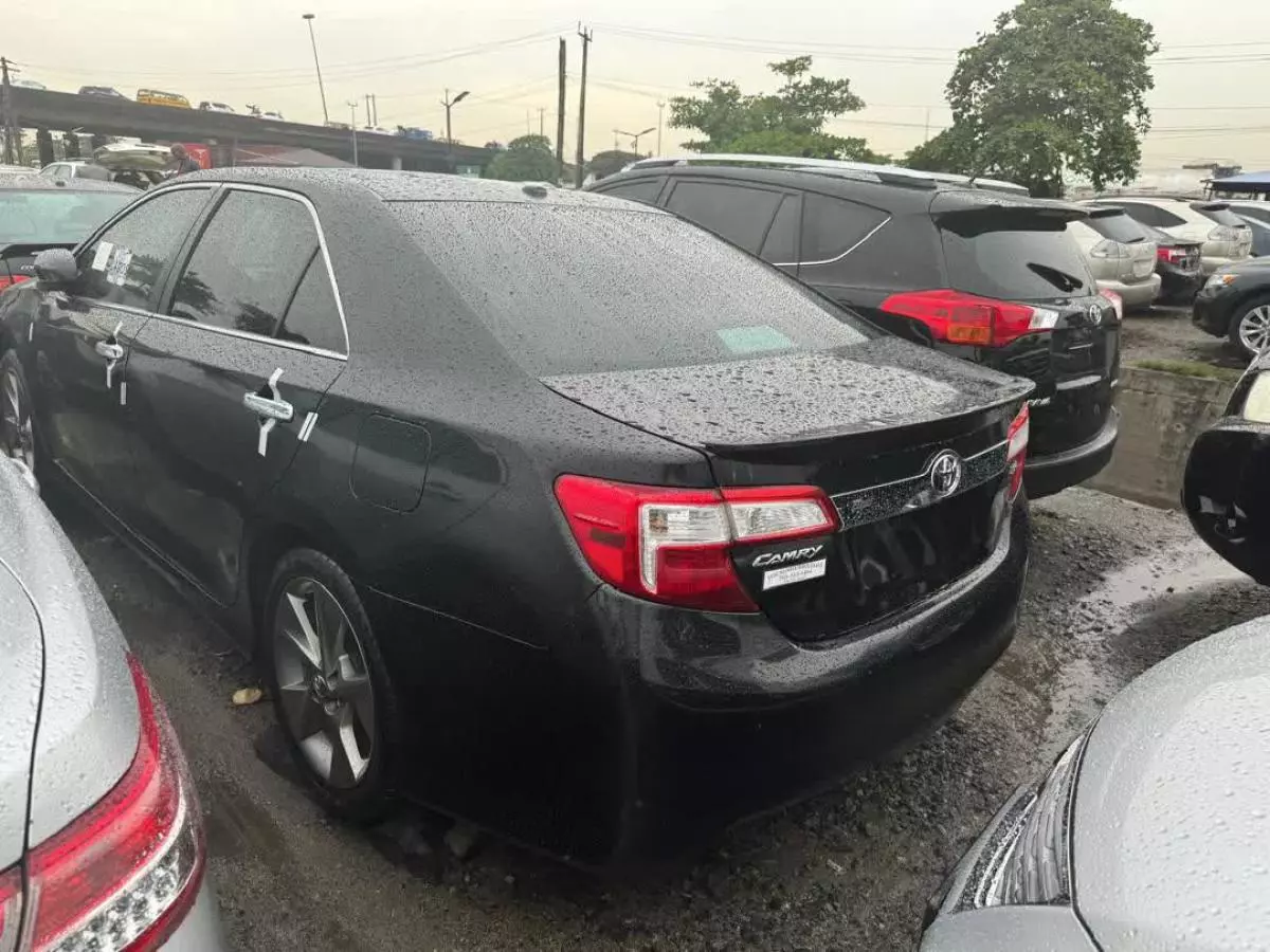 Toyota Camry   - 2012