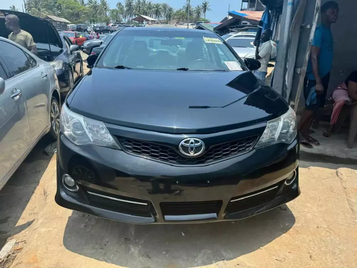 Toyota Camry   - 2014