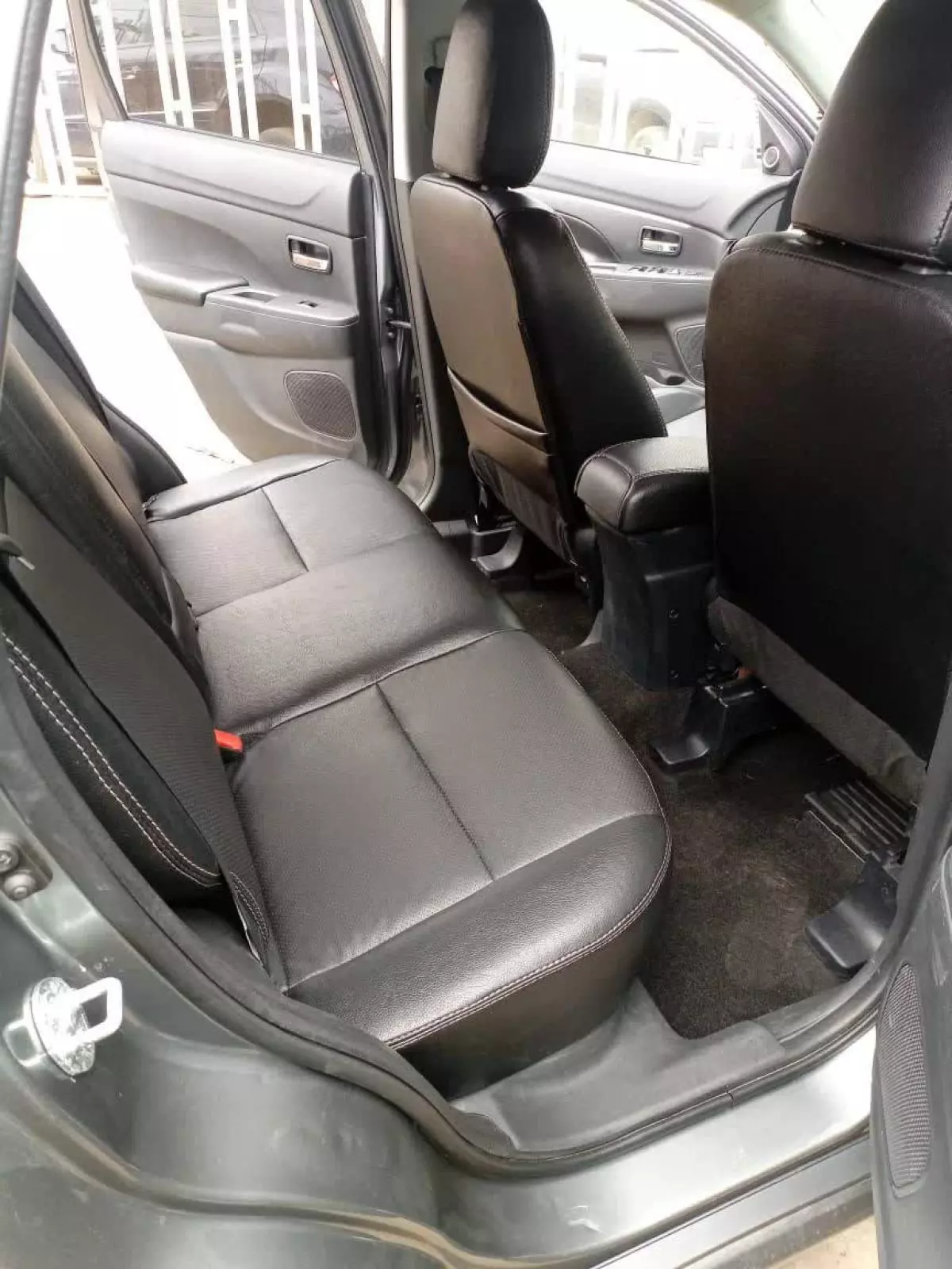 Mitsubishi OUTLANDER - 2012