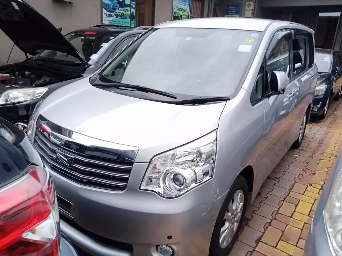 Toyota Noah   - 2011