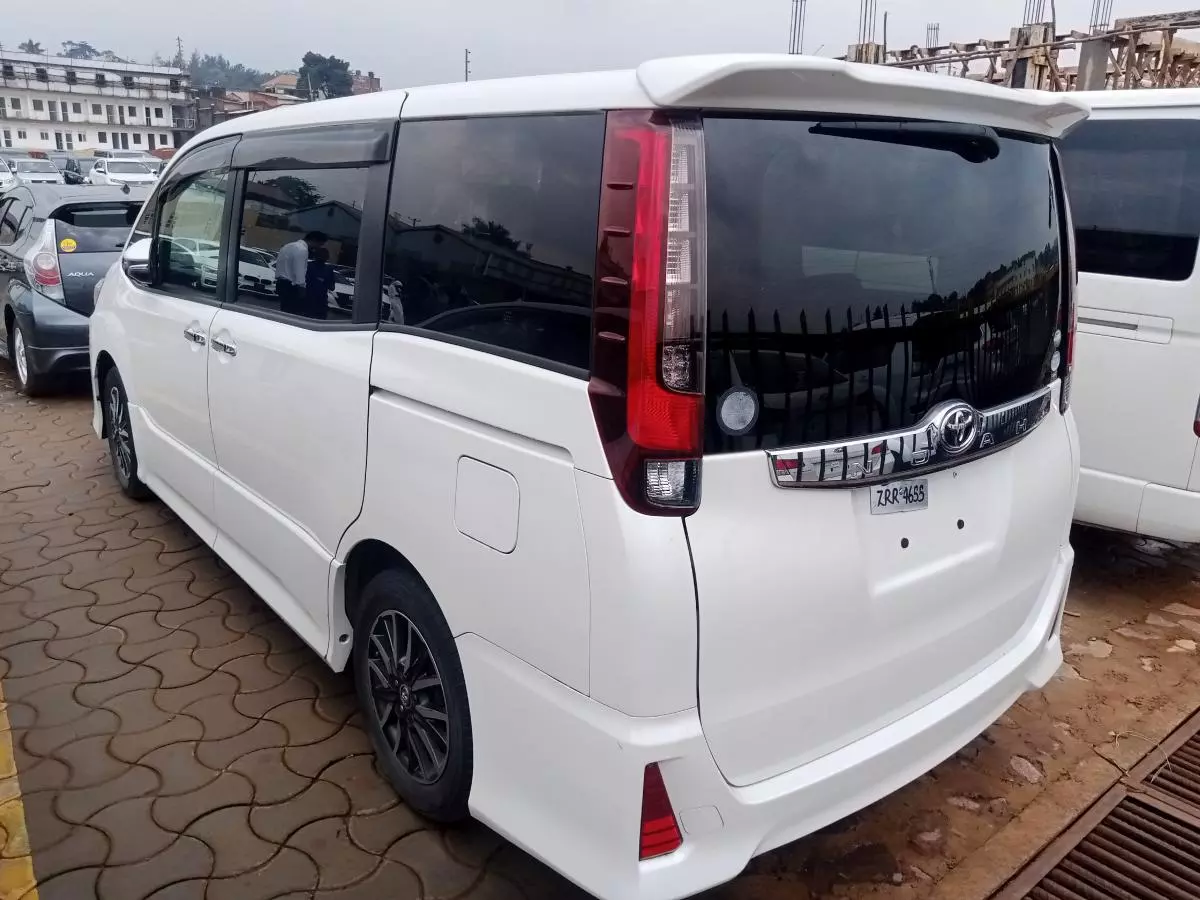 Toyota Noah   - 2015