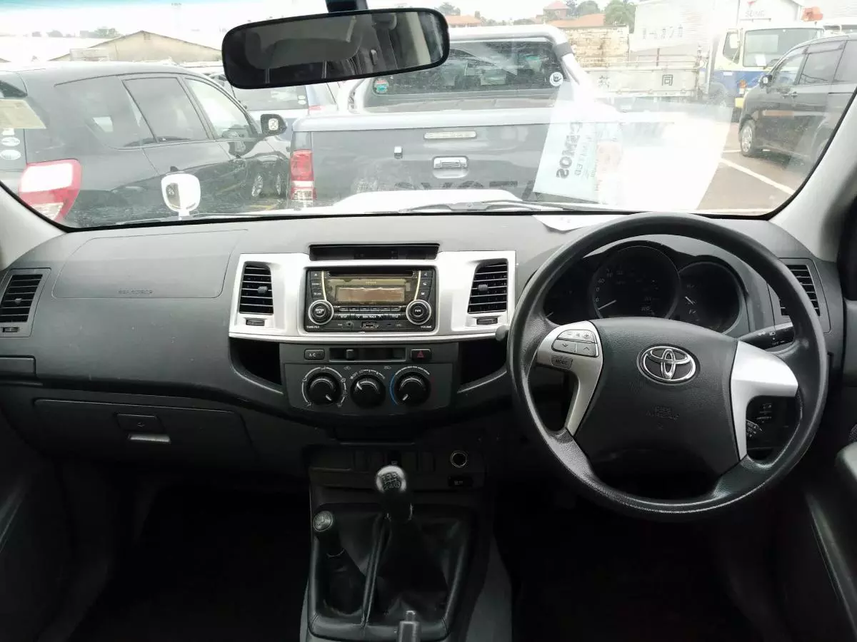Toyota Hilux    - 2012