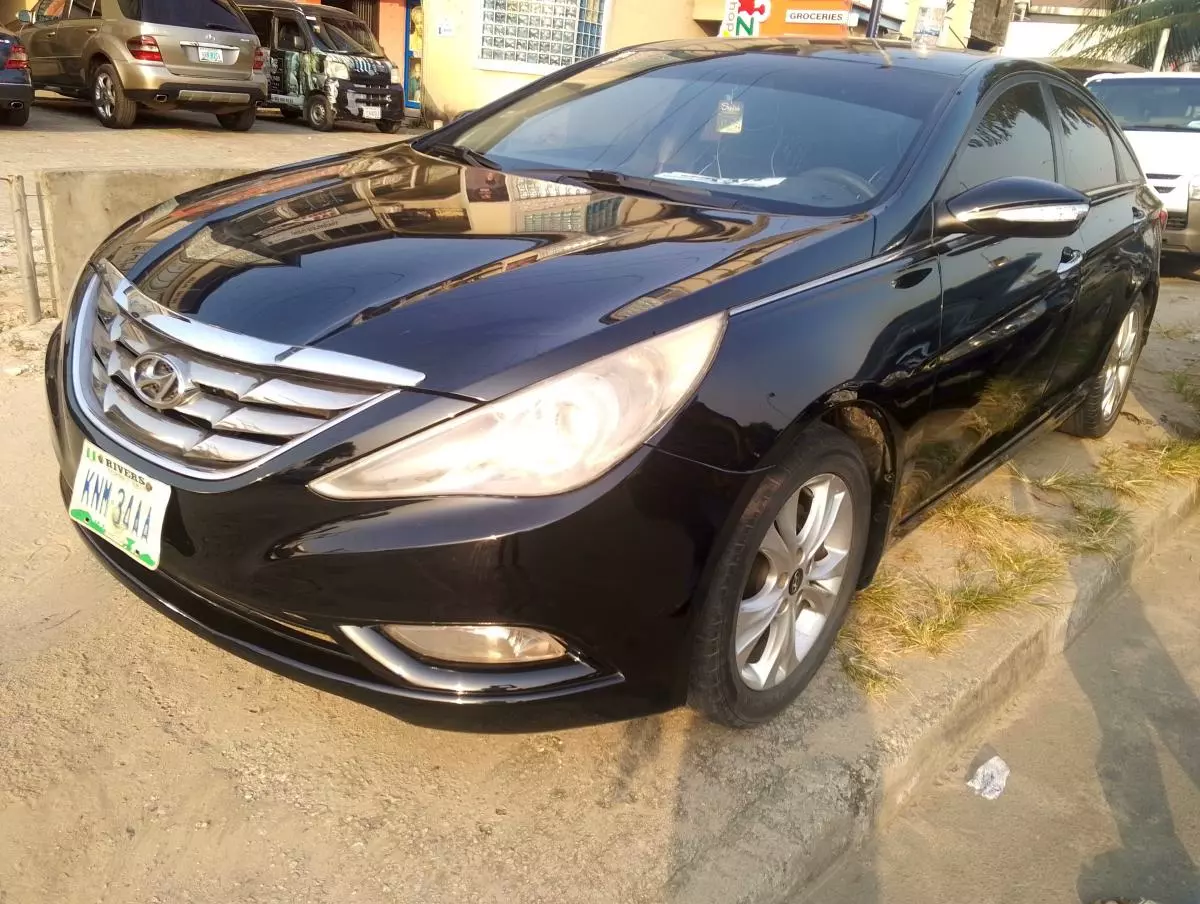 Hyundai Sonata   - 2012