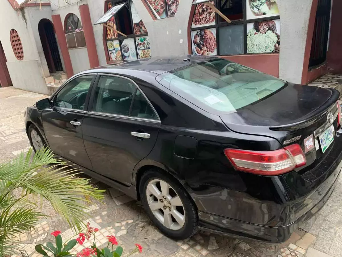 Toyota Camry   - 2011