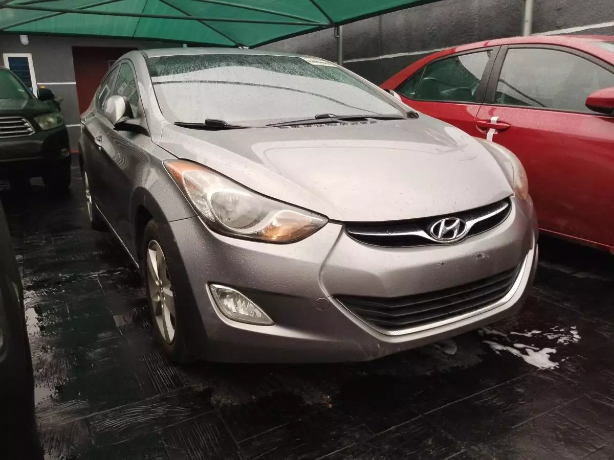 Hyundai Elantra   - 2012