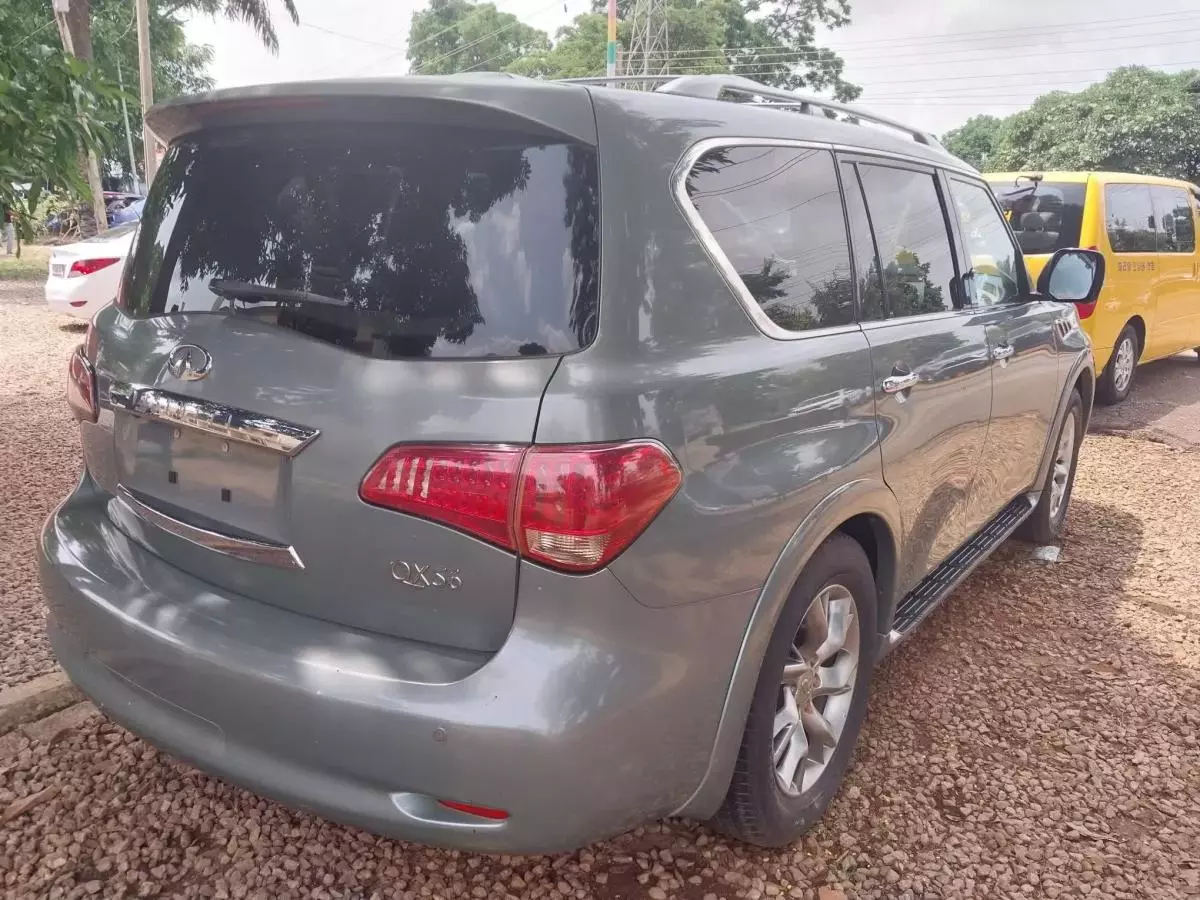 Infiniti QX56   - 2012