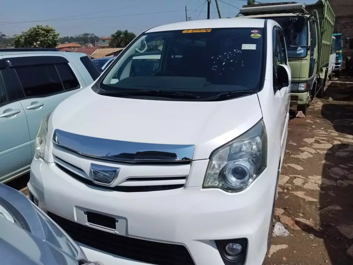 Toyota Noah   - 2010