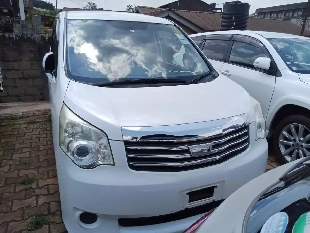 Toyota Noah   - 2011