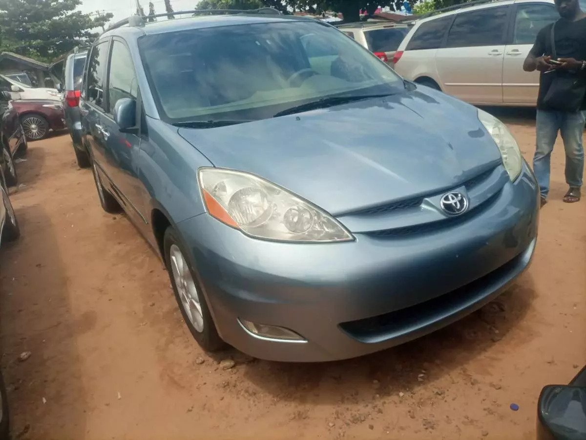 Toyota Sienna   - 2006