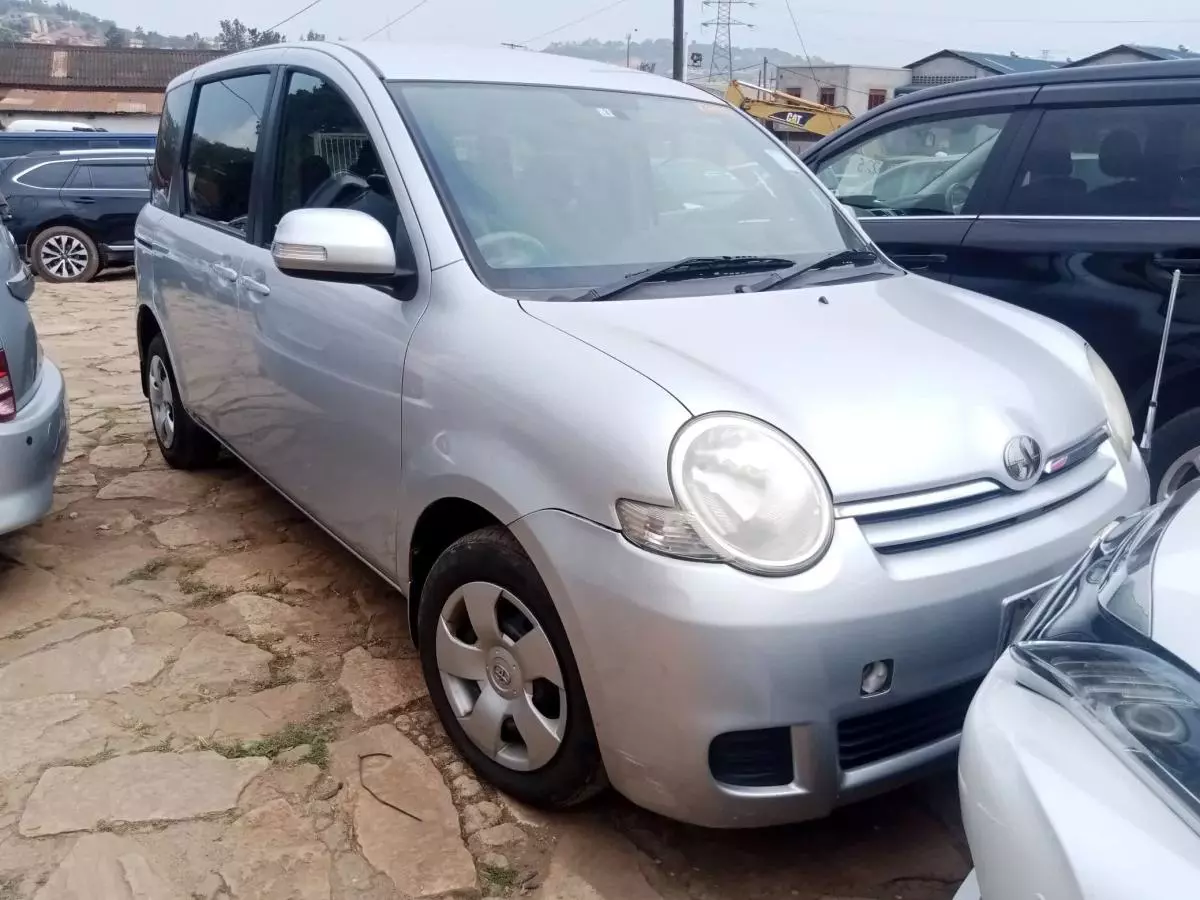 Toyota Sienta   - 2009