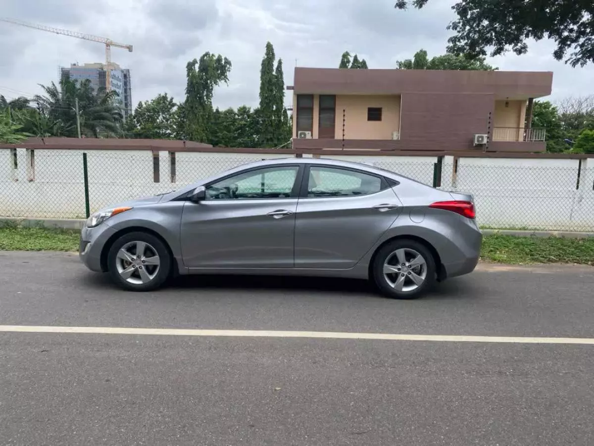 Hyundai Elantra   - 2013