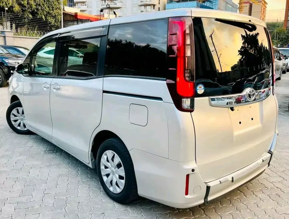 Toyota Noah   - 2017