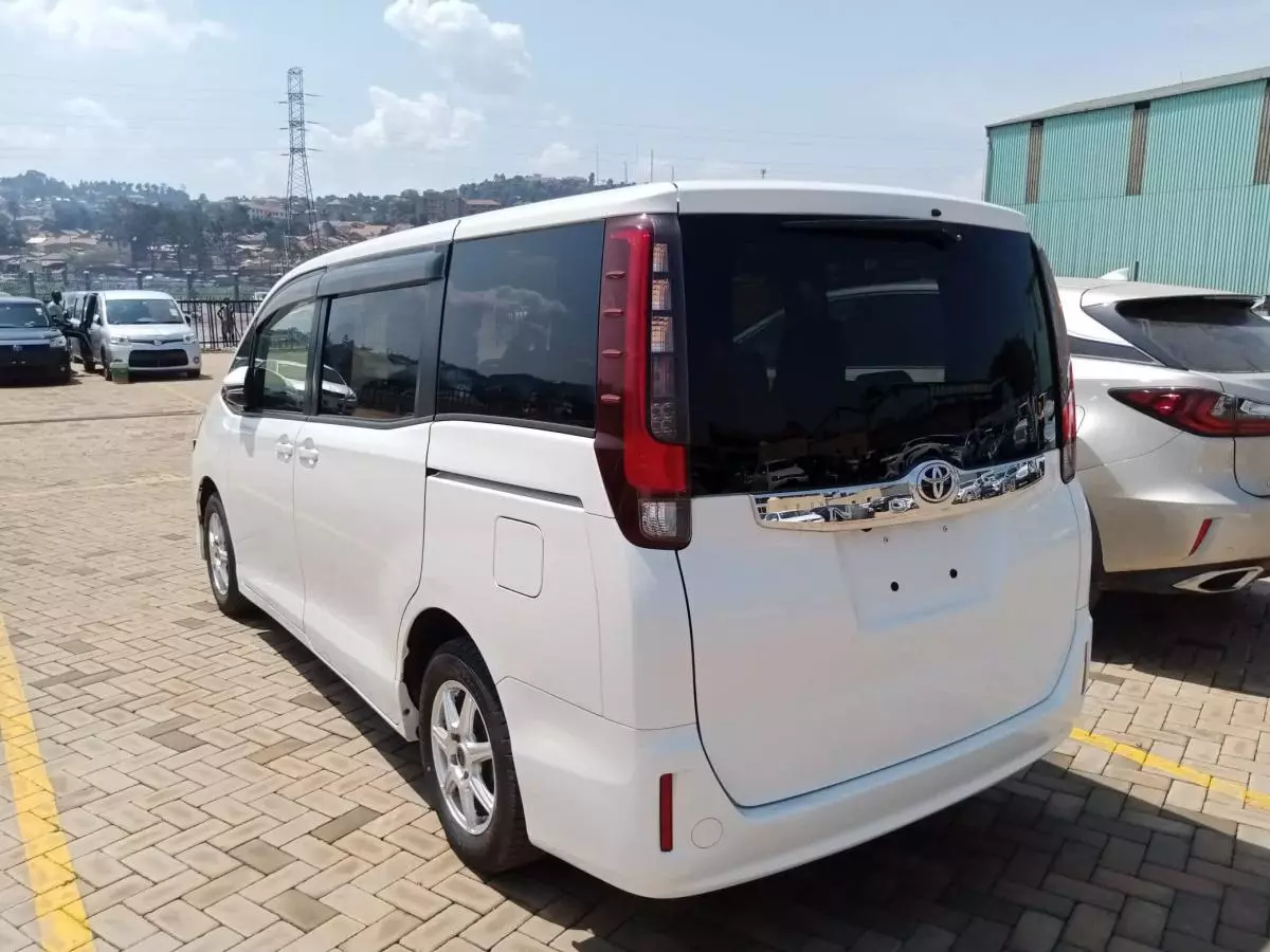 Toyota Noah   - 2015