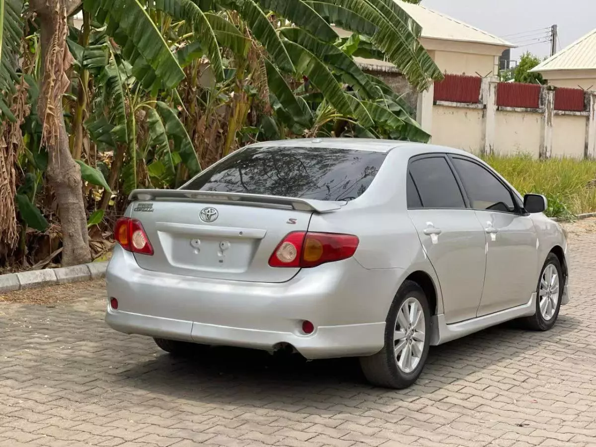 Toyota Corolla   - 2009