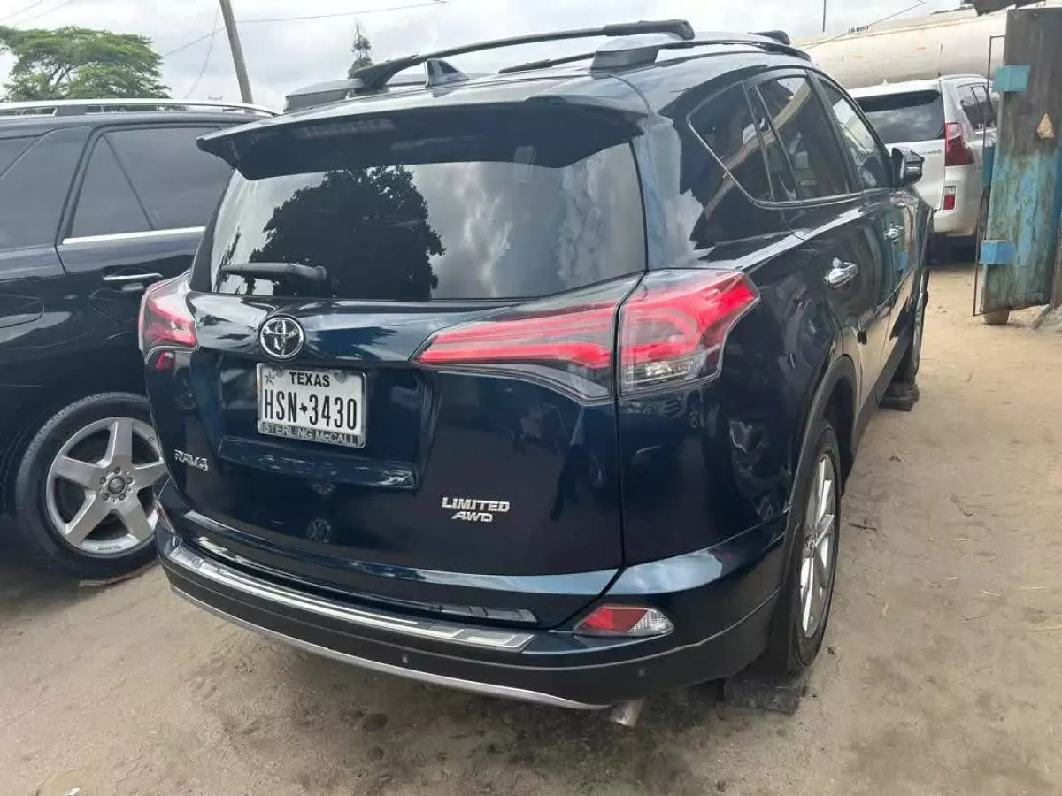 Toyota RAV 4   - 2017