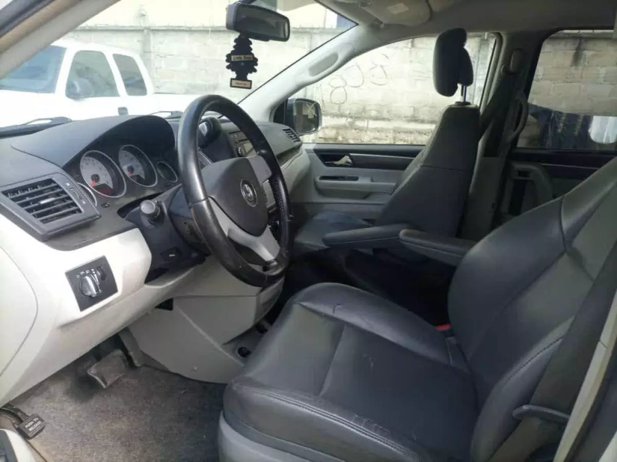 Volkswagen Routan - 2010