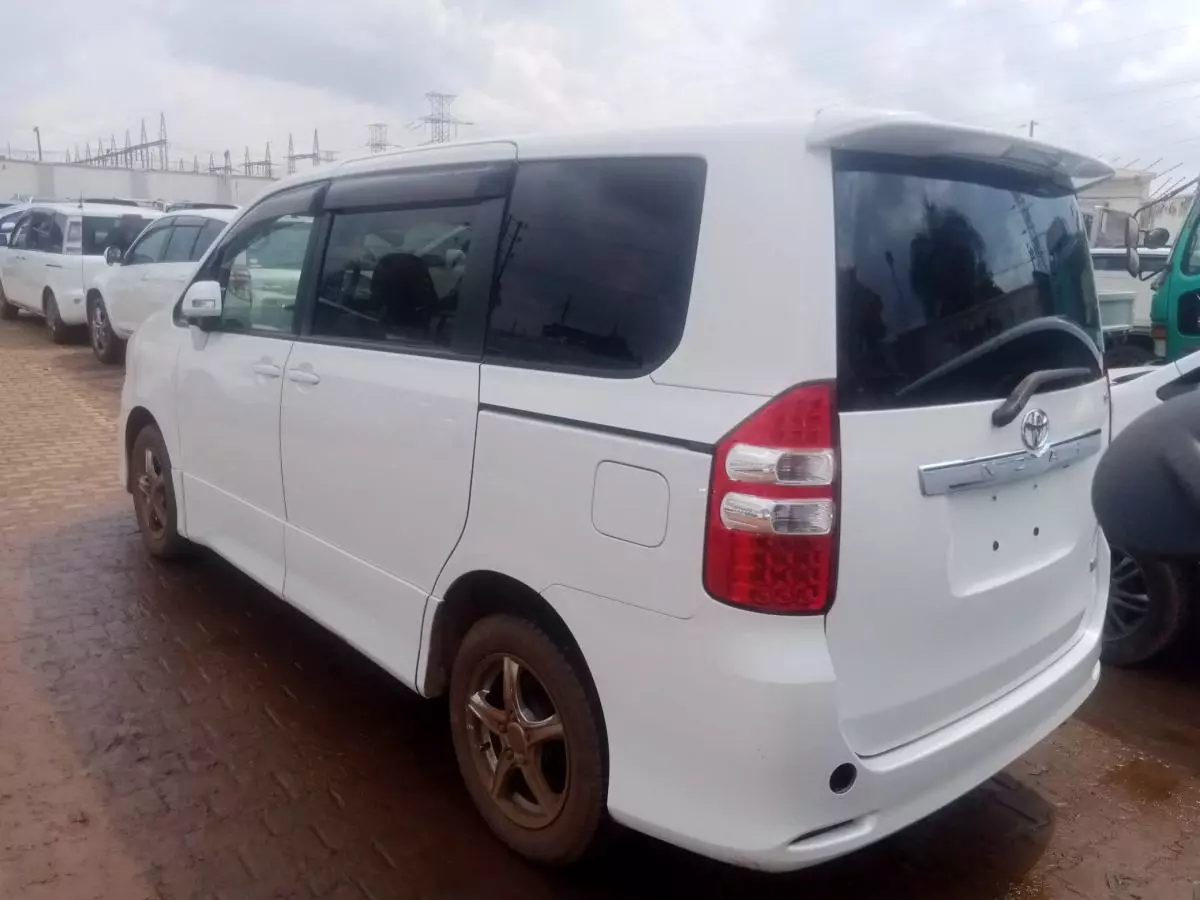 Toyota Noah   - 2012