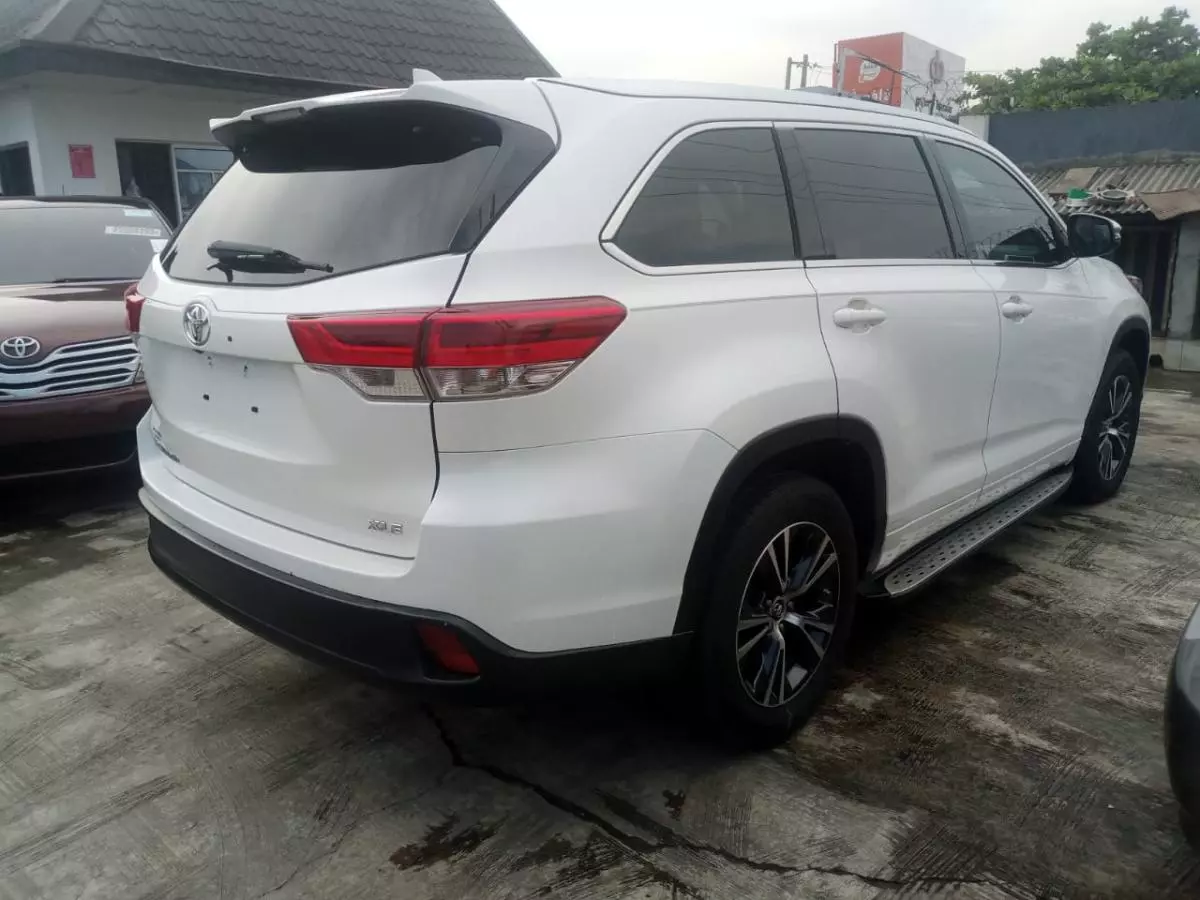 Toyota Highlander   - 2016