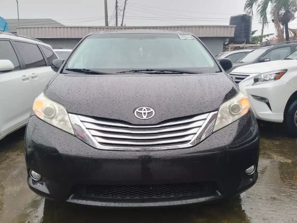 Toyota Sienna   - 2011