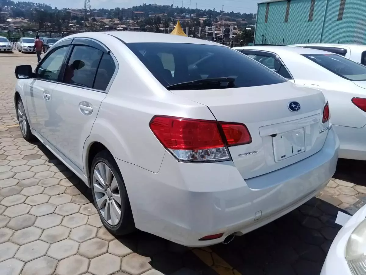 Subaru Legacy   - 2010