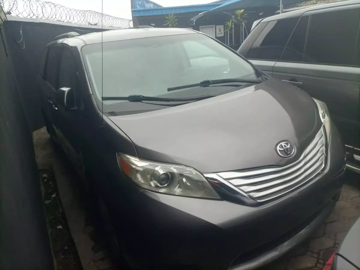 Toyota Sienna   - 2011